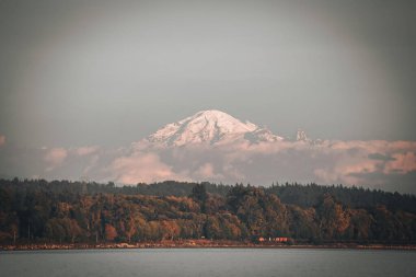 Mount Baker manzaralı White Rock kasabası British Columbia Canada
