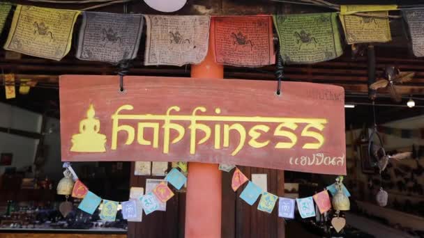 Signe Bonheur Avec Des Drapeaux Bouddhistes Dessus — Video