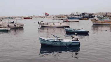 İskenderiye 'deki iskelede balıkçılar ve tekneler.