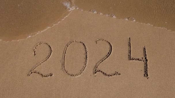 Письмо Песке 2024 Года Омывается Волной Новым Годом — стоковое видео