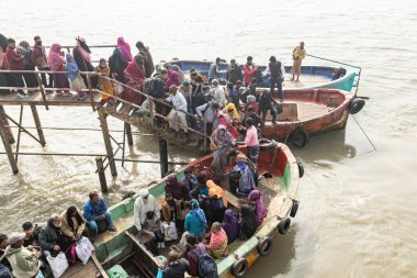 Chittagong Bangladeş 'te deniz yoluyla seyahat eden insanlarla dolu bir yolcu gemisi.