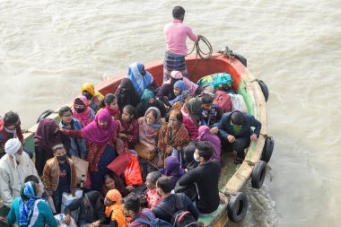 Chittagong Bangladeş 'te deniz yoluyla seyahat eden insanlarla dolu bir yolcu gemisi.