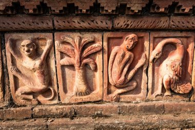 Joypurhat Bangladeş 'teki Paharpur Budist Vihara Müzesi Unesco Miras sahasında eski bas rahatlatıcıları.