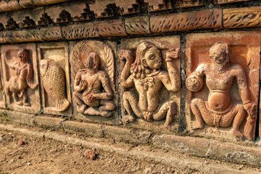 Joypurhat Bangladeş 'teki Paharpur Budist Vihara Müzesi Unesco Miras sahasında eski bas rahatlatıcıları.