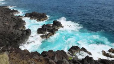 Portekiz 'in Azores adalarındaki Atlantik Okyanusu' ndaki kayalara büyük dalgalar çarpıyor.