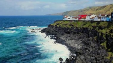 Portekiz 'in Azores adalarındaki Atlantik okyanus kıyısındaki uçurumlarda parlak evler