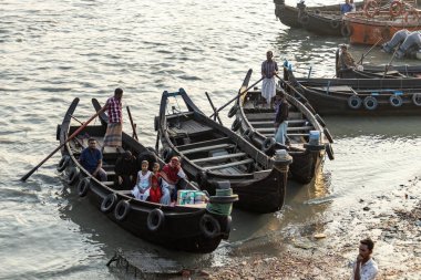 Chittagong Limanı Yolcu botları denizde