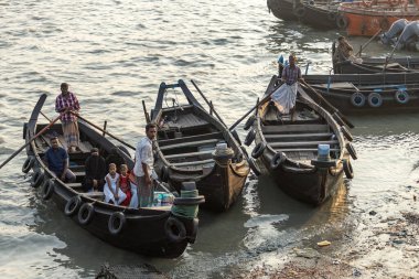 Chittagong Limanı Yolcu botları denizde