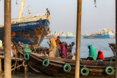 Chittagong Limanı Yolcu botları denizde