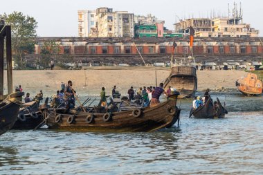 Suda Chittagong limanı tekneleri