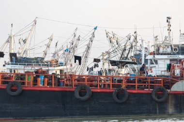 Suda Chittagong limanı tekneleri