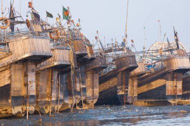Chittagong Limanı Geleneksel kargo ve balıkçı tekneleri