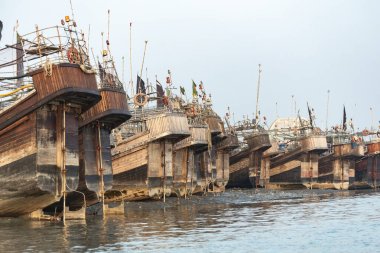 Chittagong Limanı Geleneksel kargo ve balıkçı tekneleri