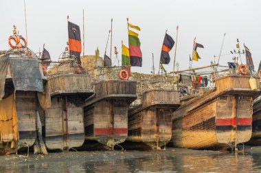 Chittagong Limanı Geleneksel kargo ve balıkçı tekneleri