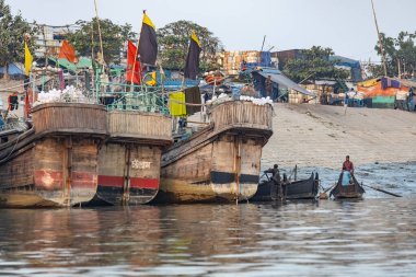 Chittagong Limanı Geleneksel kargo ve balıkçı tekneleri