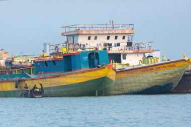 Chittagong Limanı Geleneksel kargo ve balıkçı tekneleri