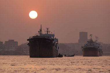 Chittagong Limanı Geleneksel kargo ve balıkçı tekneleri