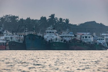 Chittagong Limanı Geleneksel kargo ve balıkçı tekneleri