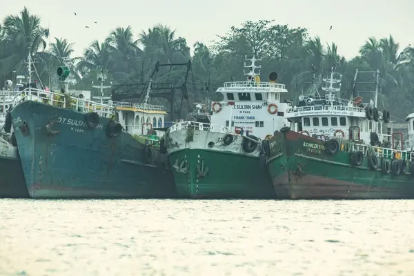 Chittagong Limanı Geleneksel kargo ve balıkçı tekneleri