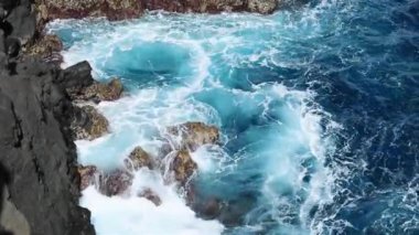 Portekiz 'in Azores adalarındaki uçurumdan dalgalı Atlantik Okyanusu' nun nefes kesici manzarası