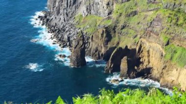 Portekiz 'in Azores adalarındaki uçurumdan dalgalı Atlantik Okyanusu' nun nefes kesici manzarası