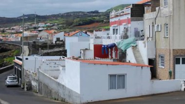 Azores 'de güzel bir evde çamaşırları kurutmak rüzgarda savrulur.