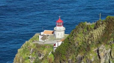 Terseira adası Azores Portekiz 'deki kayalıklarda deniz feneri.