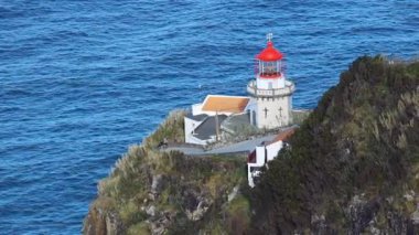 Terseira adası Azores Portekiz 'deki kayalıklarda deniz feneri.