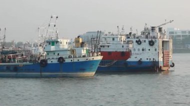 Chittagong Limanı Geleneksel kargo ve balıkçı tekneleri