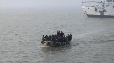 Chittagong Bangladeş 'te deniz yoluyla seyahat eden insanlarla dolu bir yolcu gemisi.