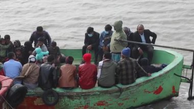 Chittagong Bangladeş 'te deniz yoluyla seyahat eden insanlarla dolu bir yolcu gemisi.