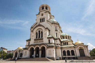 Sofya 'nın güneşli bir günde Bulgaristan' ın St. Alexander Nevsky Ataerkil Katedrali 'nin dış görünüşü