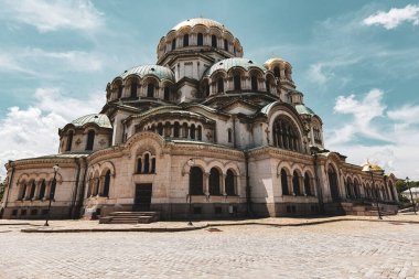 Sofya 'nın güneşli bir günde Bulgaristan' ın St. Alexander Nevsky Ataerkil Katedrali 'nin dış görünüşü