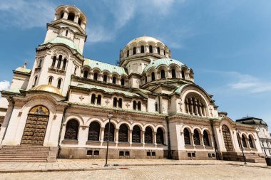 Sofya 'nın güneşli bir günde Bulgaristan' ın St. Alexander Nevsky Ataerkil Katedrali 'nin dış görünüşü