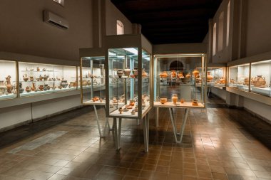 Kıbrıs Müzesi 'nde antik kil atıcıları ve gemiler koleksiyonu