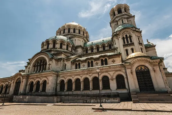 Sofya 'nın güneşli bir günde Bulgaristan' ın St. Alexander Nevsky Ataerkil Katedrali 'nin dış görünüşü