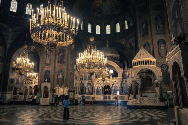 Sofya 'nın güneşli bir günde Bulgaristan' ın St. Alexander Nevsky Ataerkil Katedrali 'nin iç ayrıntıları