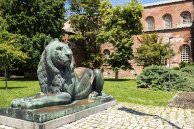 Önünde bir aslan heykeli bulunan Aziz Sofya Bazilikası (6. yüzyıl) manzarası
