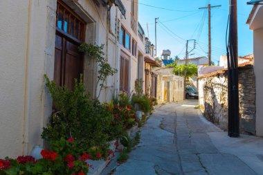 Kıbrıs 'taki Omodos küçük dağ kasabası, eski evler ve dar sokaklar, Kıbrıs