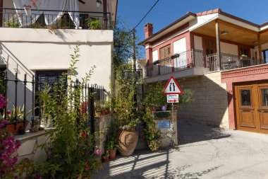 Kıbrıs 'taki Omodos küçük dağ kasabası, eski evler ve dar sokaklar, Kıbrıs