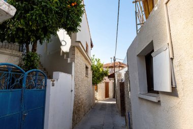 Kıbrıs 'taki Omodos küçük dağ kasabası, eski evler ve dar sokaklar, Kıbrıs