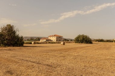 Güney Kıbrıs 'ın kırsal kesiminde köy evi ve saman tarlaları