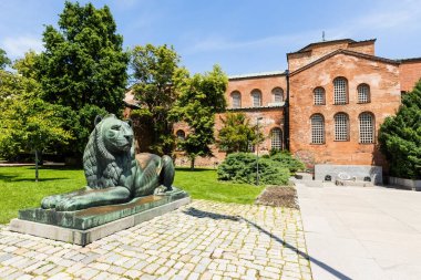 Önünde bir aslan heykeli bulunan Aziz Sofya Bazilikası (6. yüzyıl) manzarası