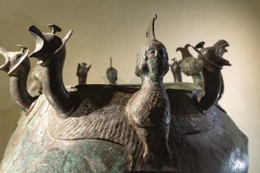 Lefkoşe Kıbrıs Müzesi 'nde sirenlerle süslenmiş metalden yapılmış antik bir kase.