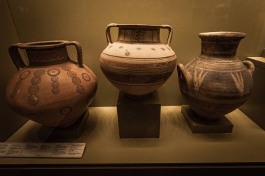 Lefkoşe 'deki Kıbrıs Leventis Belediye Müzesi' nde kil çömlek koleksiyonu