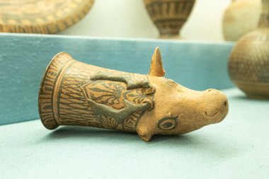 Lefkoşe 'deki Kıbrıs müzesinde geyik kafası şeklinde kilden kupa