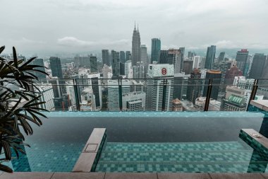 Kuala Lumpur Malezya 'daki otelin çatısında sonsuzluk havuzu