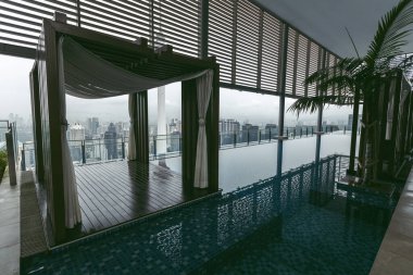 Kuala Lumpur Malezya 'daki otelin çatısında sonsuzluk havuzu
