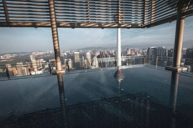 Kuala Lumpur Malezya 'daki otelin çatısında sonsuzluk havuzu