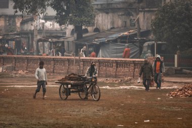Puthia Bangladeş 'te sokak satıcıları ve trafik